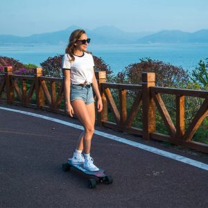 fille-skateboard-electrique