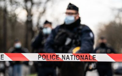 Quatre policiers suspendus après la violence faite à un producteur à Paris
