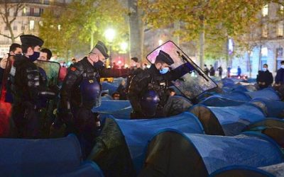 Des centaines de migrants montent un campement en plein cœur de Paris